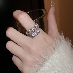 Gros plan d'une bague en argent élégante avec un grand zircon carré sur la main