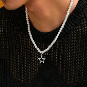 Collana di perle hip hop con ciondolo a stella in strass mostrata su un modello maschile