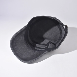 Détails intérieurs d'une casquette militaire grise avec boucle en métal réglable