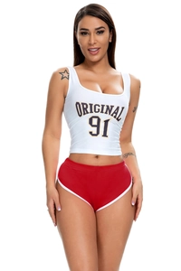 Damen-Sportset mit weißem Tanktop mit 91-Aufdruck und roten Sportshorts mit Streifen