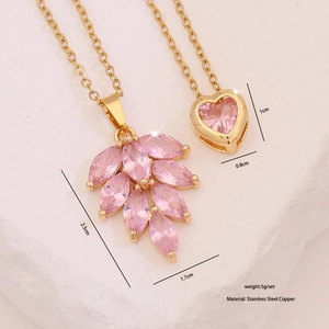 Vue détaillée des pendentifs zircon coeur et fleur roses avec dimensions en cm