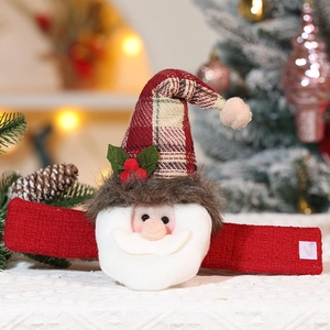 Detail eines Vorhanghalters im Weihnachtsmann-Design mit gestrickter Textur