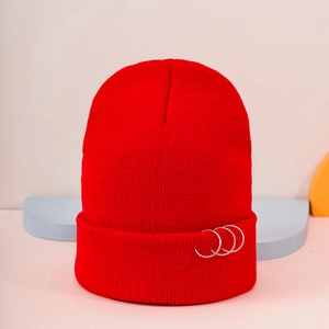Bonnet en maille rouge d'hiver avec trois anneaux en argent pour un look urbain élégant