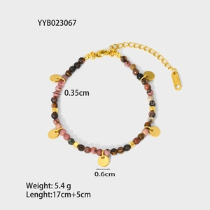 Dettaglio del bracciale con pietre naturali da 0.35cm e dischi in acciaio inossidabile