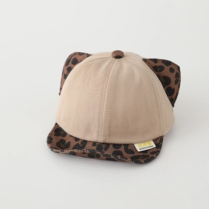 Dettaglio del cappellino da neonato con orecchie leopardate e trama in tessuto di cotone
