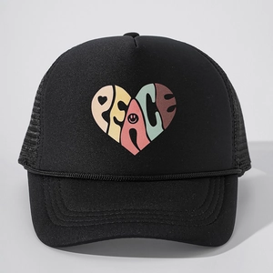 Detail der schwarzen Trucker Cap mit Mesh-Rücken und farbigem Peace-Herz-Grafikdruck