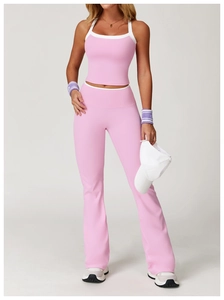 Détails du débardeur de yoga rose avec bordure blanche et dos nageur ajouré élégant