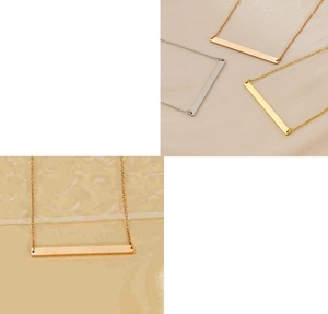Pendentif barre horizontale en acier inoxydable poli finitions or, argent et or rose