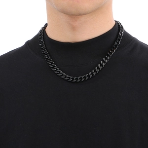 Collier chaîne cubaine noire classique porté par un mannequin sur un fond blanc épuré