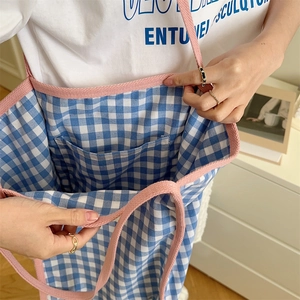 Detail der blau-weiß karierten Canvas-Einkaufstasche mit rosa Trägern und Innentasche