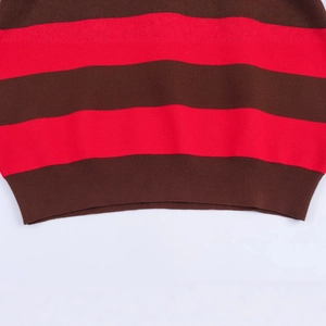 Pull en maille polo à rayures rouge et marron foncé avec zoom sur l'ourlet côtelé