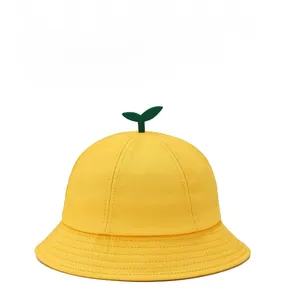 Détail d'un chapeau bob jaune pour enfant en coton avec une drôle de pousse verte