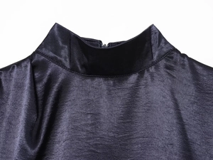 Gros plan sur la robe mini en satin bleu foncé avec col montant et texture soyeuse