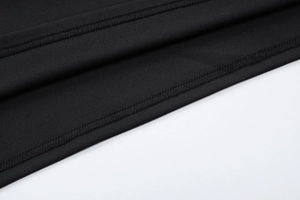 Détail de la couture précise à double aiguille et de la texture en maille noire de la robe