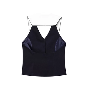 Dettaglio del top senza maniche con un elegante design con bordo a contrasto bianco e nero