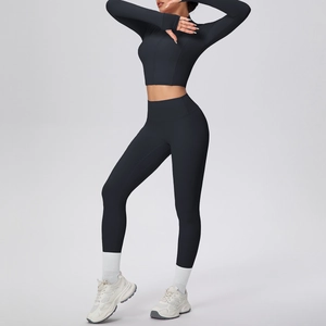 Détail du legging de fitness taille haute et haut de sport noir avec manches passe-pouce
