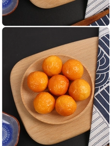 Detailaufnahme von realistischen PVC-Fleischbällchen-Modellen mit glänzender Textur