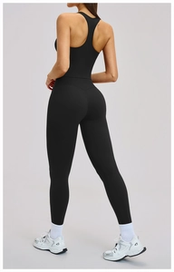 Détail de la brassière de sport noire et du legging taille haute avec coutures galbantes