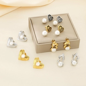Detailliertes Set mit 5 Paar Gold- und Silber-Herzohrringen mit Perlen und Kristallen