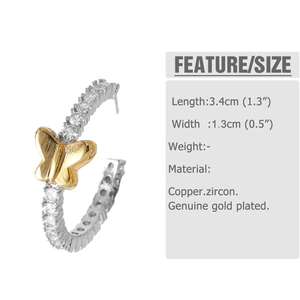 Detail eines silbernen C-Ohrrings mit Zirkonia-Inlay und goldenem Schmetterling