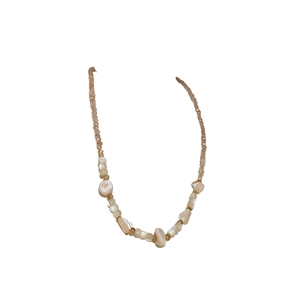 Collier élégant en perles de cristal et coquillage irrégulier avec pierres brunes