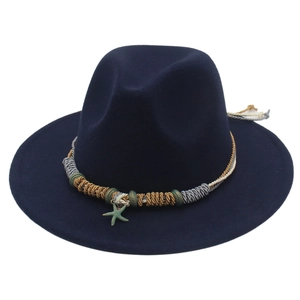 Dettaglio di cappello fedora a tesa larga con fascia intrecciata e ciondolo a stella marina