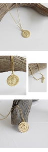 Vue détaillée du pendentif pièce Élisabeth en argent S925 avec gravure de Saint Georges