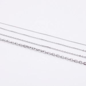 Chaînes croisées en acier inoxydable argenté poli en quatre largeurs pour hommes et femmes