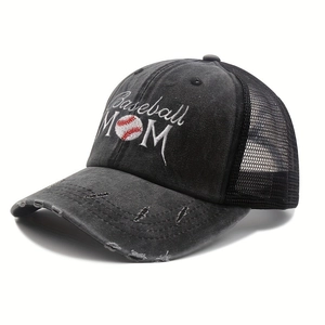Detail der Baseball MOM Bestickung auf einer gewaschenen Trucker Cap mit Netz