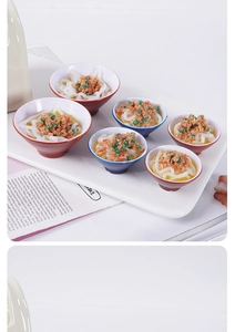 Mini ciotole di spaghetti cinesi con ragù e cipollotto in ciotole rosse e blu dettagliate