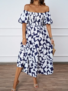 Dettaglio dell'abito midi floreale con spalle scoperte e gonna a balze lunghe