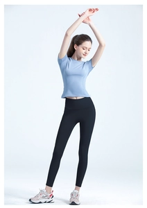 Detailansicht der nahtlosen High-Waist Yoga-Leggings und des hellblauen Sportoberteils
