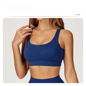 Dettaglio del reggiseno sportivo blu scuro con coppe rimovibili e spalline larghe