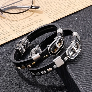 Détails de bracelets multicouches en cuir avec boucle en acier inoxydable et rivets