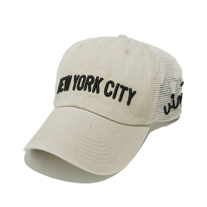 Vista dettagliata del ricamo 3D New York City su un cappellino trucker beige con rete