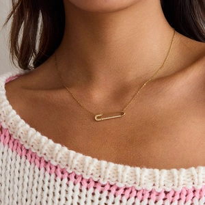 Collana classica in acciaio inossidabile placcato oro 18K con ciondolo a spilla da balia e cristalli