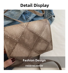Dettaglio ravvicinato della borsa a tracolla trapuntata marrone con texture vintage