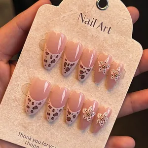 Faux Ongles Longs Amande Rose Nude Imprimé Léopard Avec Fleurs Blanches en Relief 3D Perles Artificielles Style Français