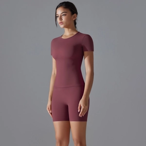 Détail d'un ensemble de yoga extensible avec t-shirt court et short de cyclisme taille haute
