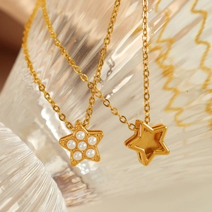 Collier élégant en plaqué or avec pendentif étoile et perles blanches sur chaîne fine