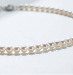 Dettaglio della collana di perle d'acqua dolce 6-7mm con chiusura a fiore in argento S925