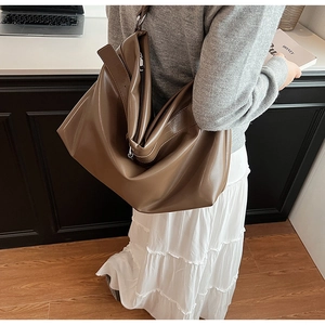 Grand sac fourre-tout marron porté à l'épaule par un mannequin pour le travail quotidien
