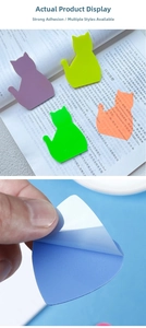 Detail der selbstklebenden bunten PET-Haftnotizen in Katzenform auf einer Buchseite