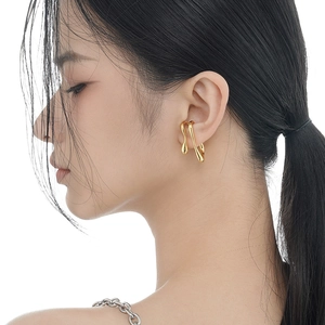 Irregular fluid gold ear cuff in S925 sterling silver with minimalist geometric design