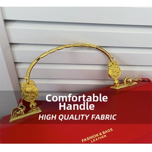 Détail d'un sac en cuir PU rouge avec poignée en métal doré style bambou et relief de dragon