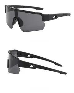 Detalle de gafas de sol deportivas negro mate con lentes de visera gris ahumado