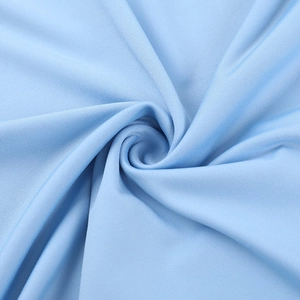 Détail macro du tissu bleu clair soyeux avec volants élégants et drapé fluide doux