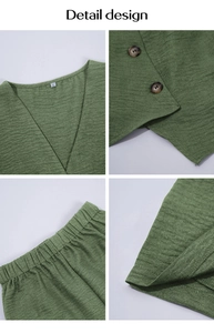 Dettagli del tessuto testurizzato verde erba, scollo a V e bottoni in legno sul set gilet