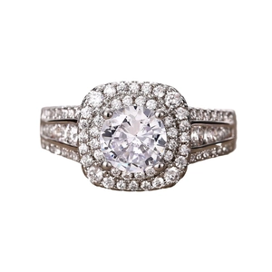 Elegante ring met gespleten schacht, ronde steen en dubbele zirkonia-omranding