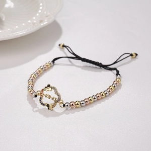 Dettaglio macro del bracciale con perle tricolore e ciondolo a cuore MAMA regolabile